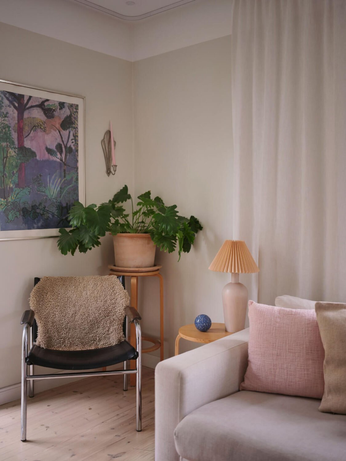 A Light Ground Floor Apartment with a Large Terrace 3 living room detail