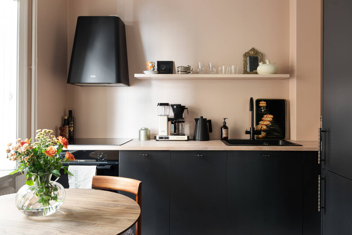 A Pink Studio Apartment with a Modern Black Kitchen 13 modern black kitchen shelf
