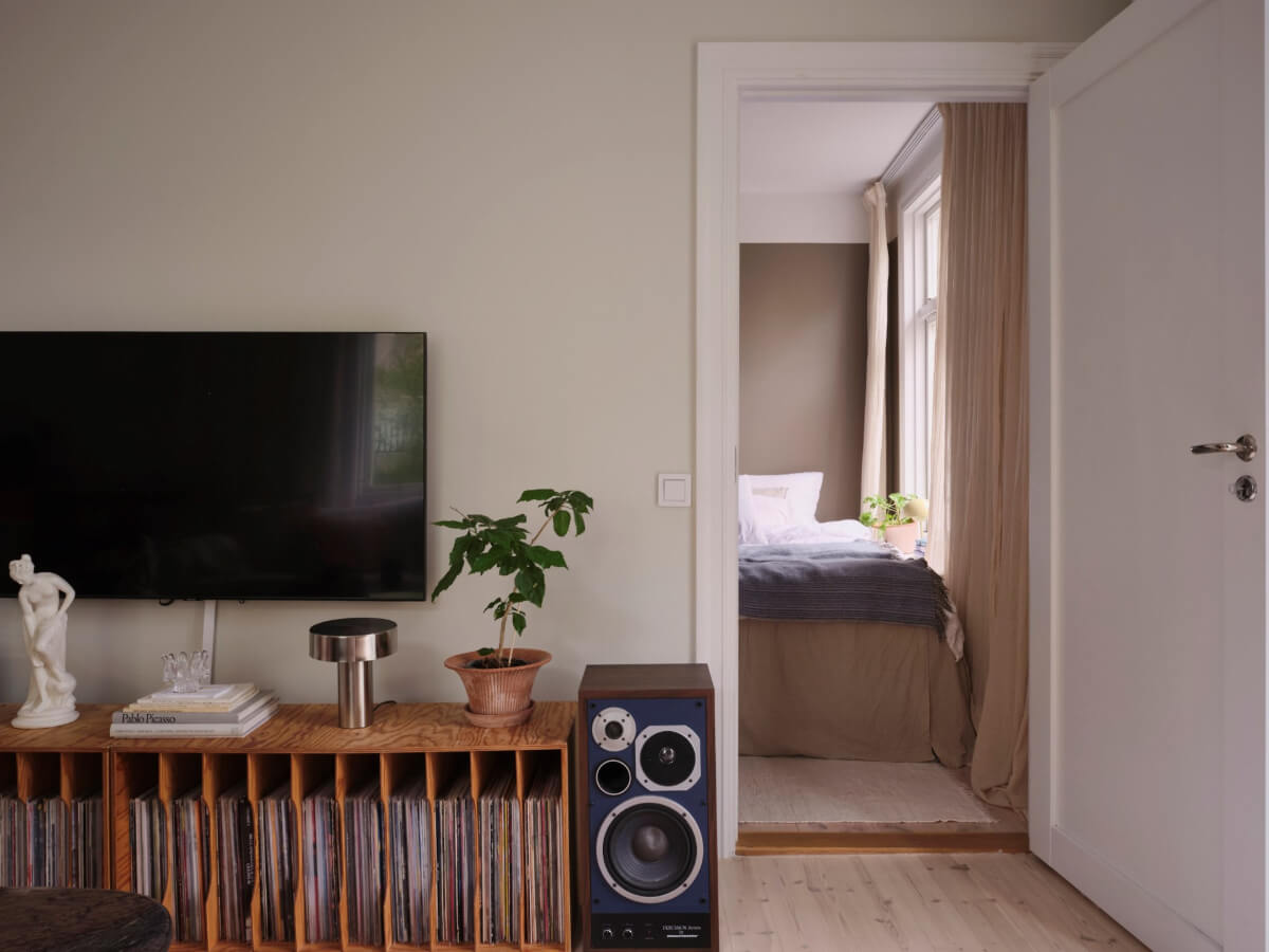 A Light Ground Floor Apartment with a Large Terrace 17 record storage