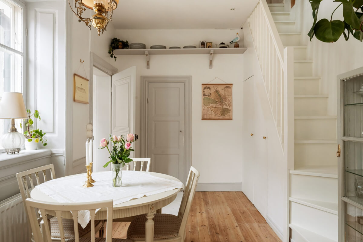 round dining table