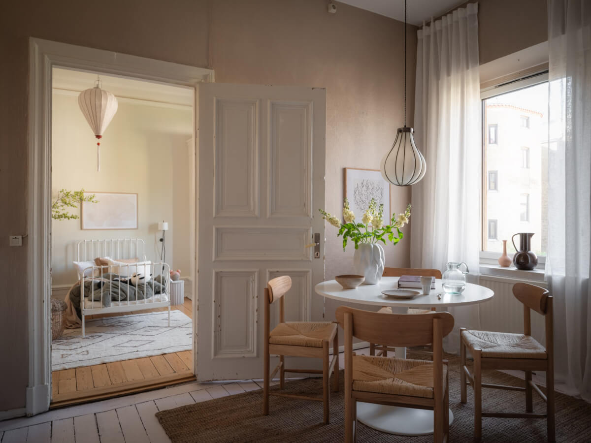 A Historic Apartment with Classic Wallpapers and Contemporary Furniture 17 round kitchen table