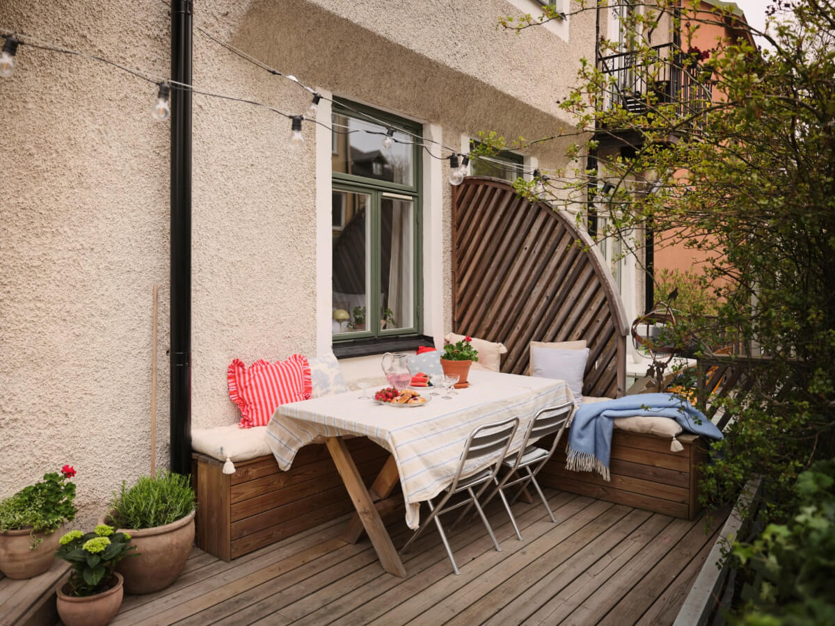 A Light Ground Floor Apartment with a Large Terrace 5 terrace dining area built in bench