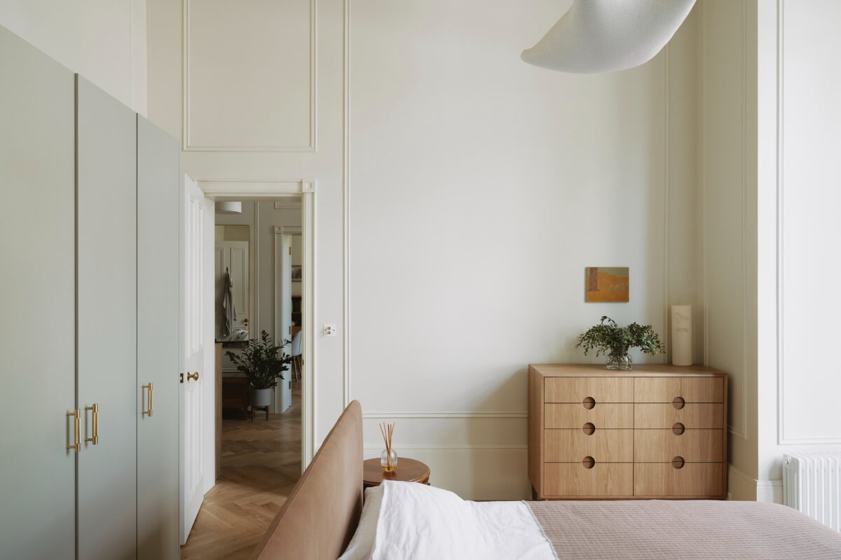 Grand Proportions and Bay Windows in a Belsize Park Apartment 14 bed in the center of the room