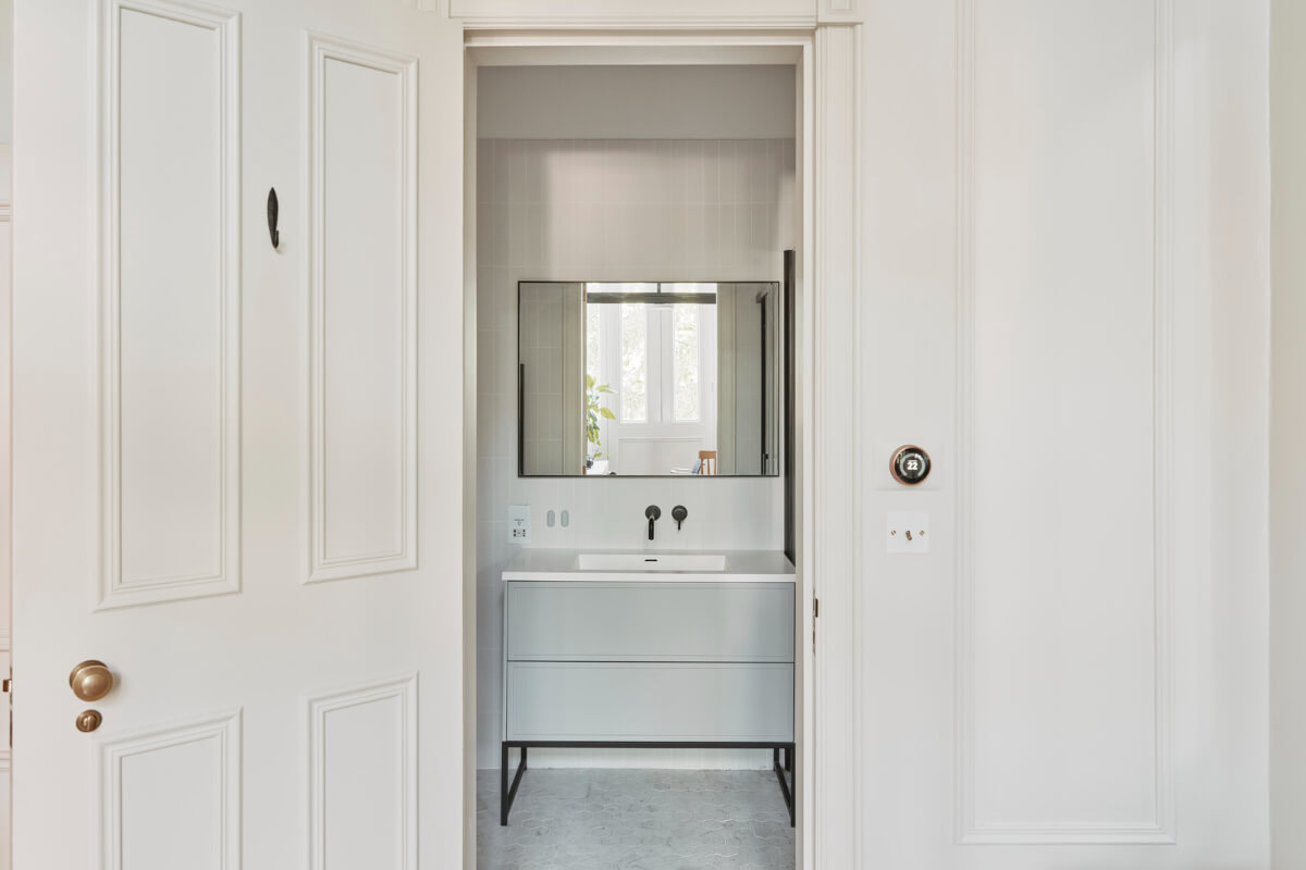 Grand Proportions and Bay Windows in a Belsize Park Apartment 17 en-suite bathroom