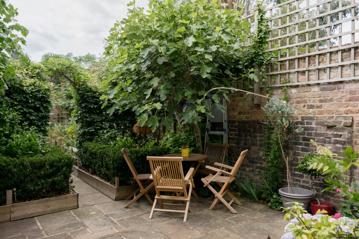 garden terrace brick wall A Classic Georgian House in London with a Lush Garden