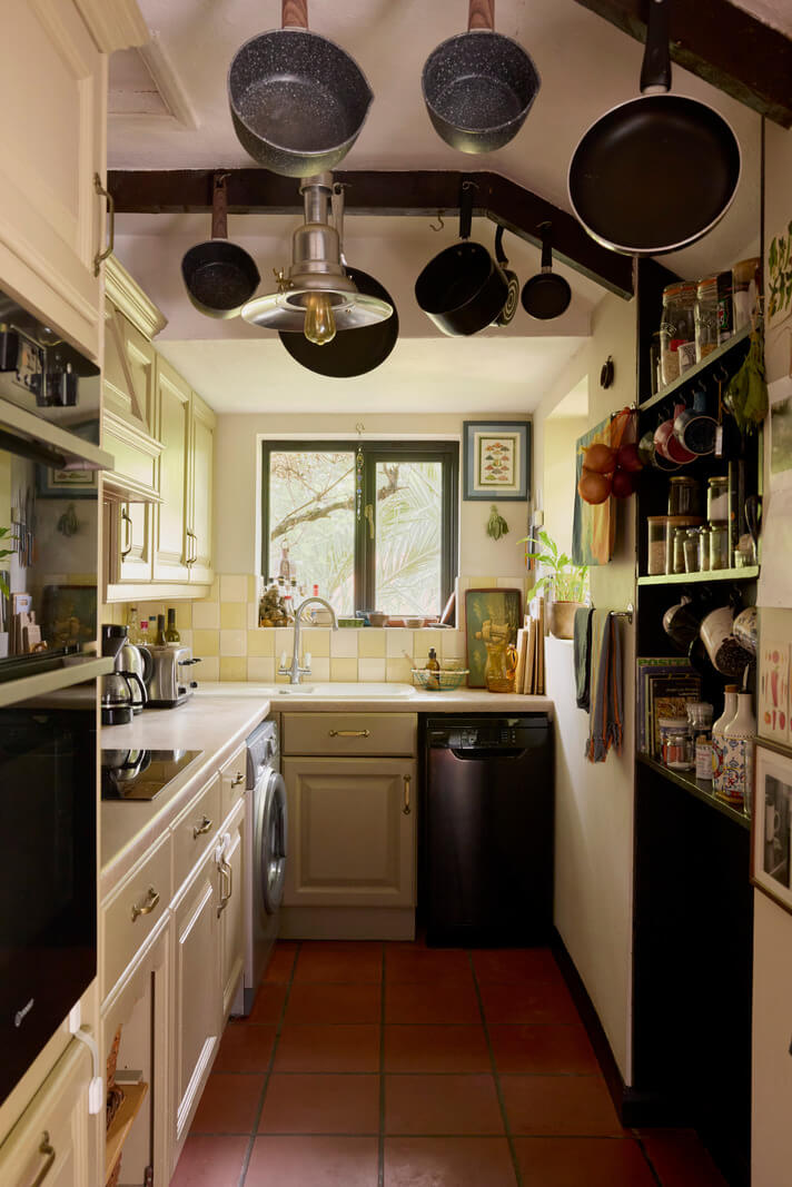 kitchen checkerboard pattern backsplash tiles terracotta floor