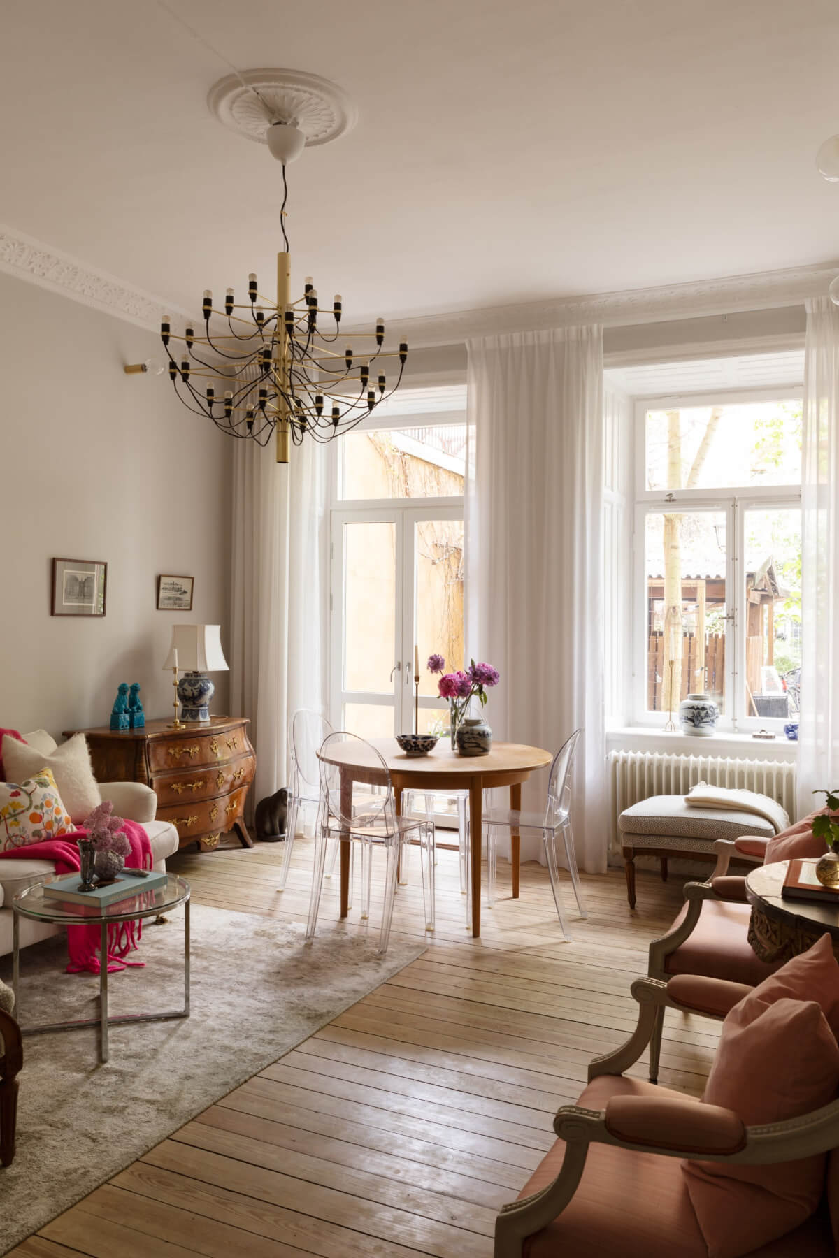 living room light gray walls wooden floor