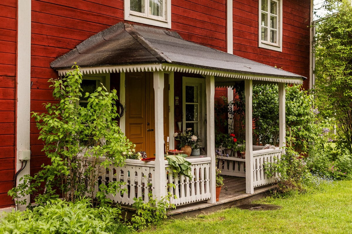 A Beautifully Preserved Historic Country House in Sweden 31 porch veranda