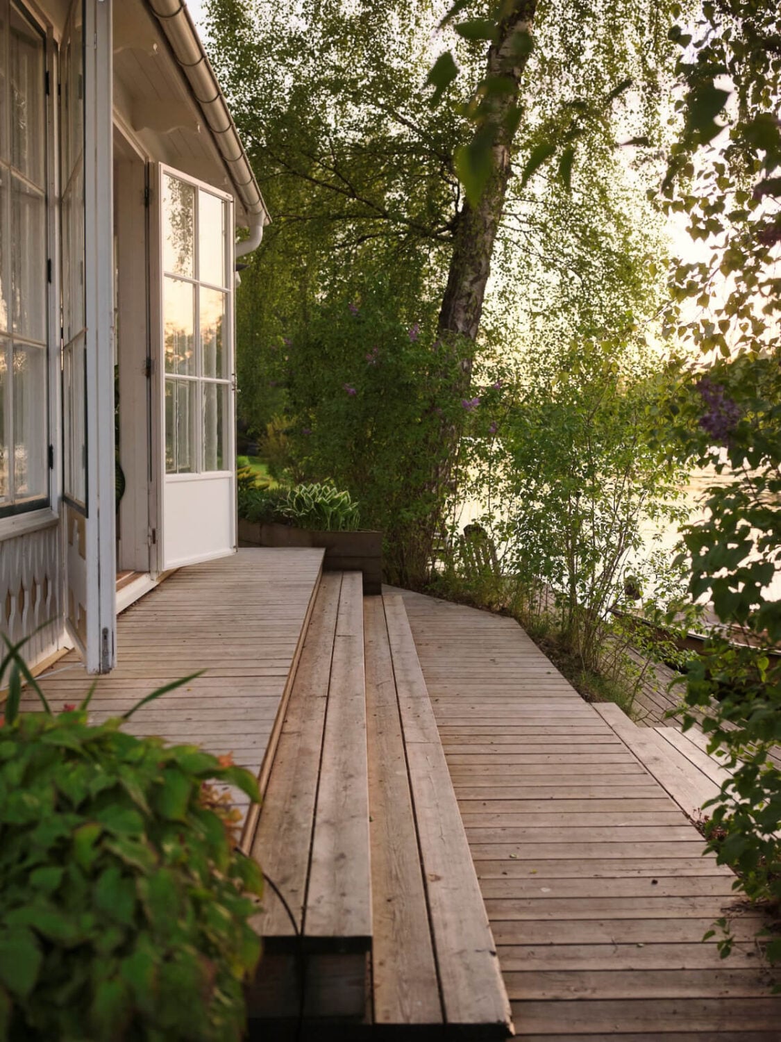 This Extended 19th Century Lakeside House is a Green Oasis in the City 39 wooden terrace lakeside home This Extended 19th Century Lakeside House is a Green Oasis in the City