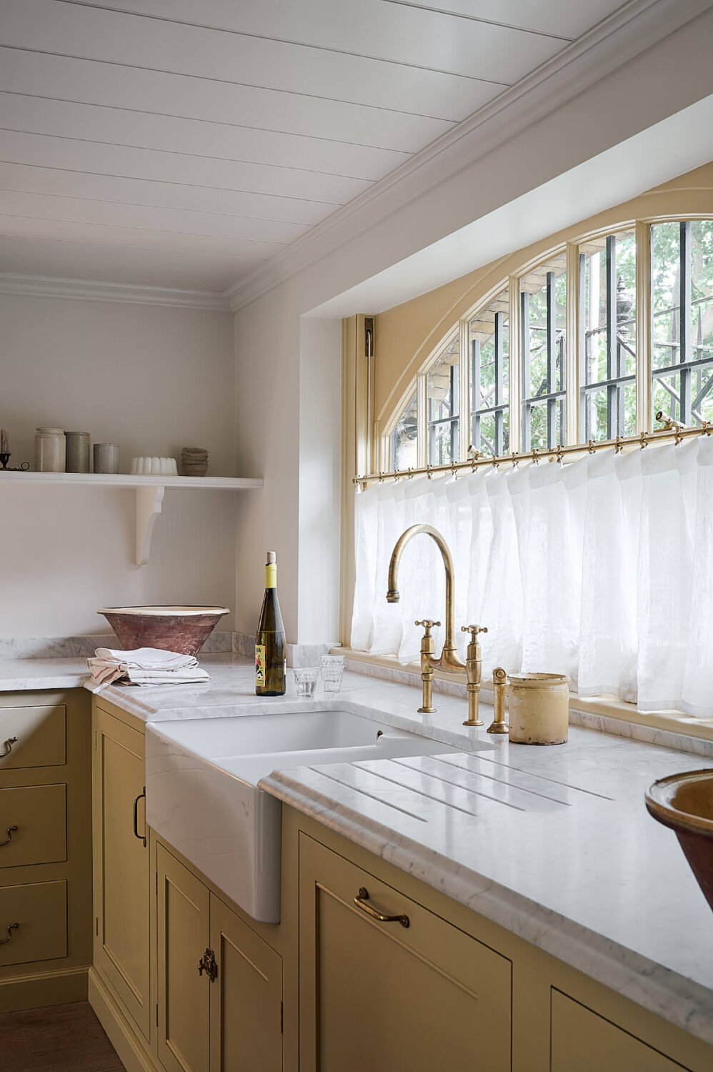 A Timeless Basement deVOL Kitchen in Butter-Yellow and Purple-Brown 4 7.TheClassicEnglishKitchen deVOL LOW RES A Timeless Basement deVOL Kitchen in Butter-Yellow and Purple-Brown