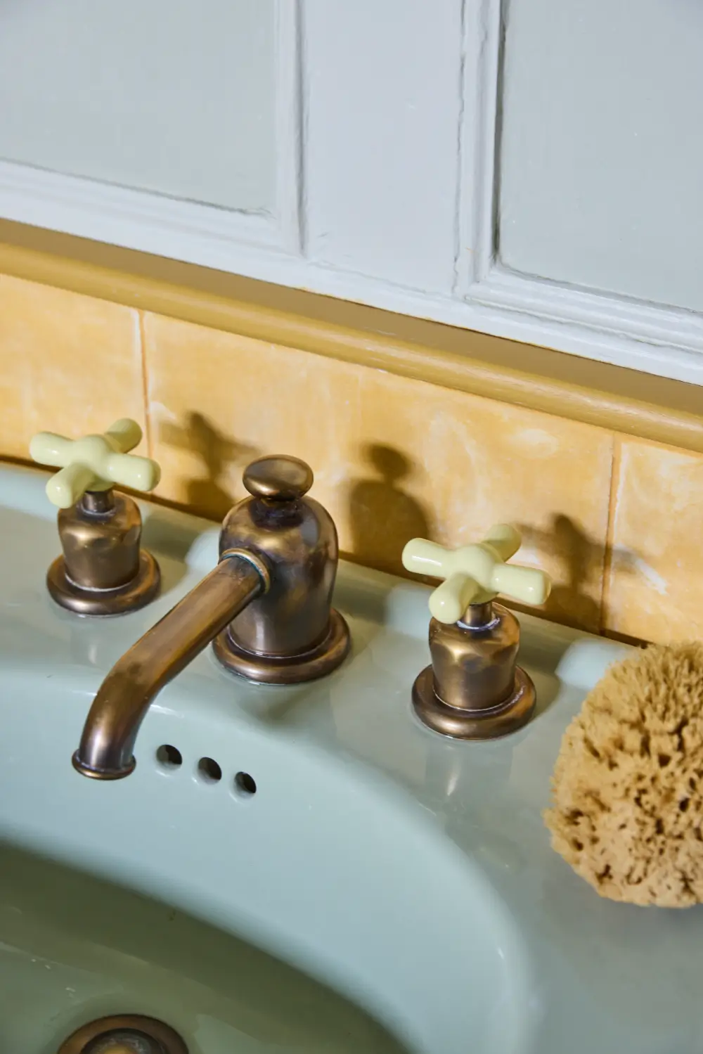 A Colorful Design-Led Georgian House in the Heart of Henley-on-Thames 41 bathroom-sink-detail