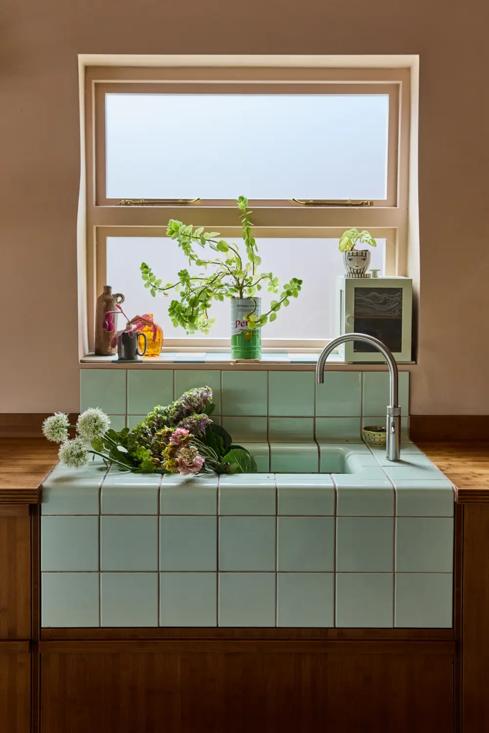 A Colorful Design-Led Georgian House in the Heart of Henley-on-Thames 5 light-blue-tiled-sink-nordroom