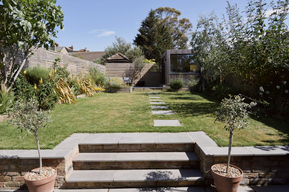 Colorful Rooms and a Modern Kitchen in a Spacious Family Home 26 modern city garden