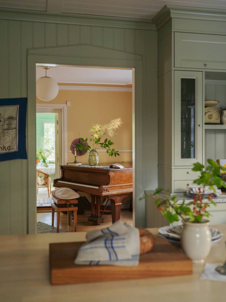 A 1930s Lakeside Country House with a Private Beach - The Nordroom