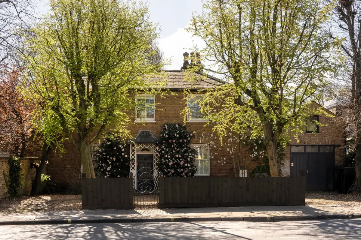 Contemporary Interiors and Bold Colors in a London Villa 26 1 Contemporary Interiors and Bold Colors in a London Villa
