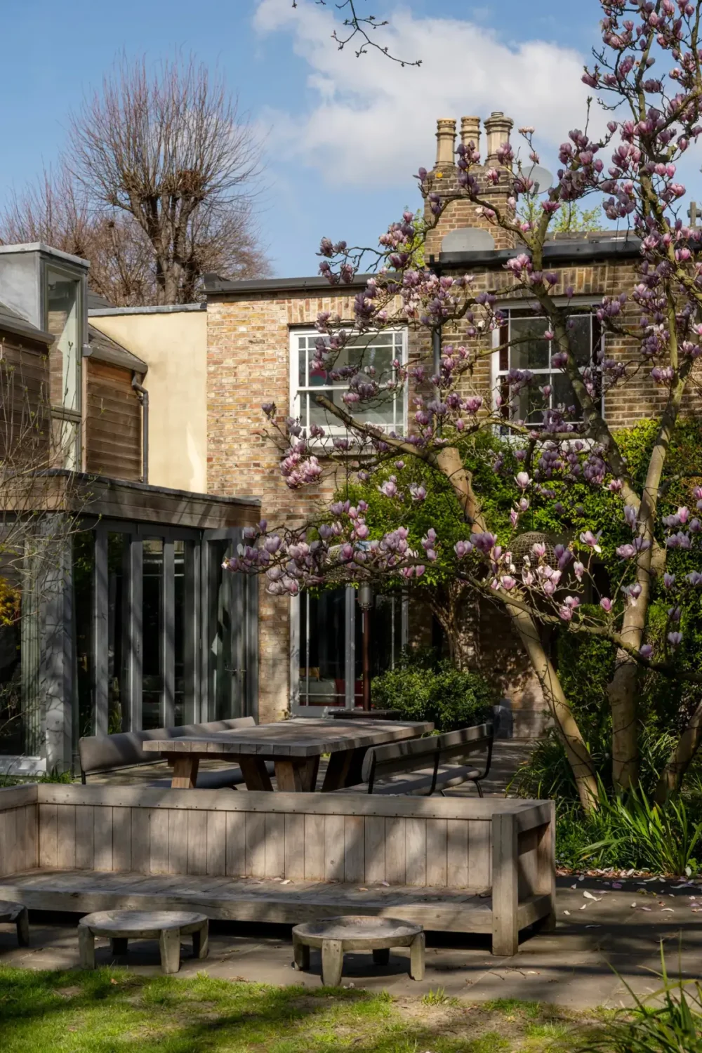 Contemporary Interiors and Bold Colors in a London Villa 23 21 Contemporary Interiors and Bold Colors in a London Villa