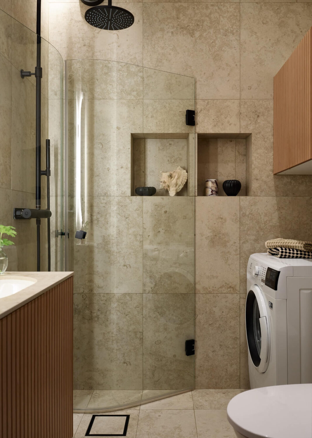 Blue and Red Color Accents in a Stylish Scandinavian Apartment 35 bathroom