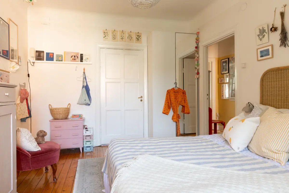 A Cozy Colorful Family Apartment with an Industrial Room Divider 16 bedroom