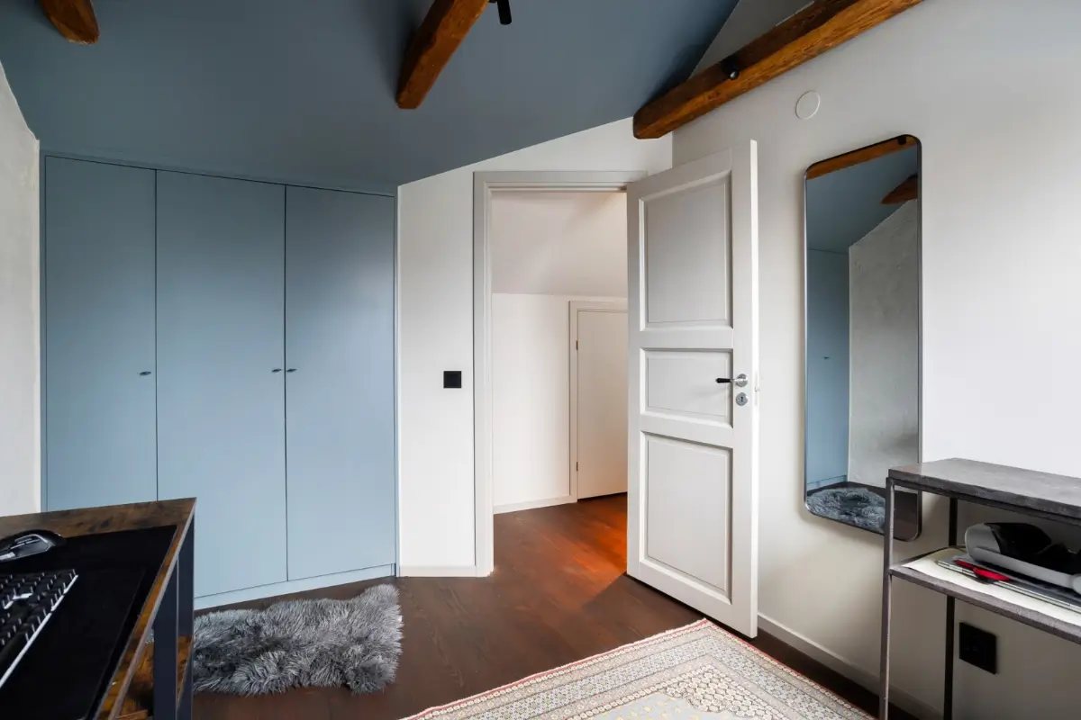 bedroom-blue-ceiling-built-in-wardrobes-nordroom