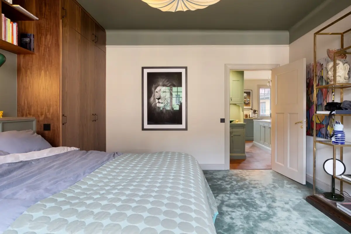 bedroom built-in wardrobes light blue carpet