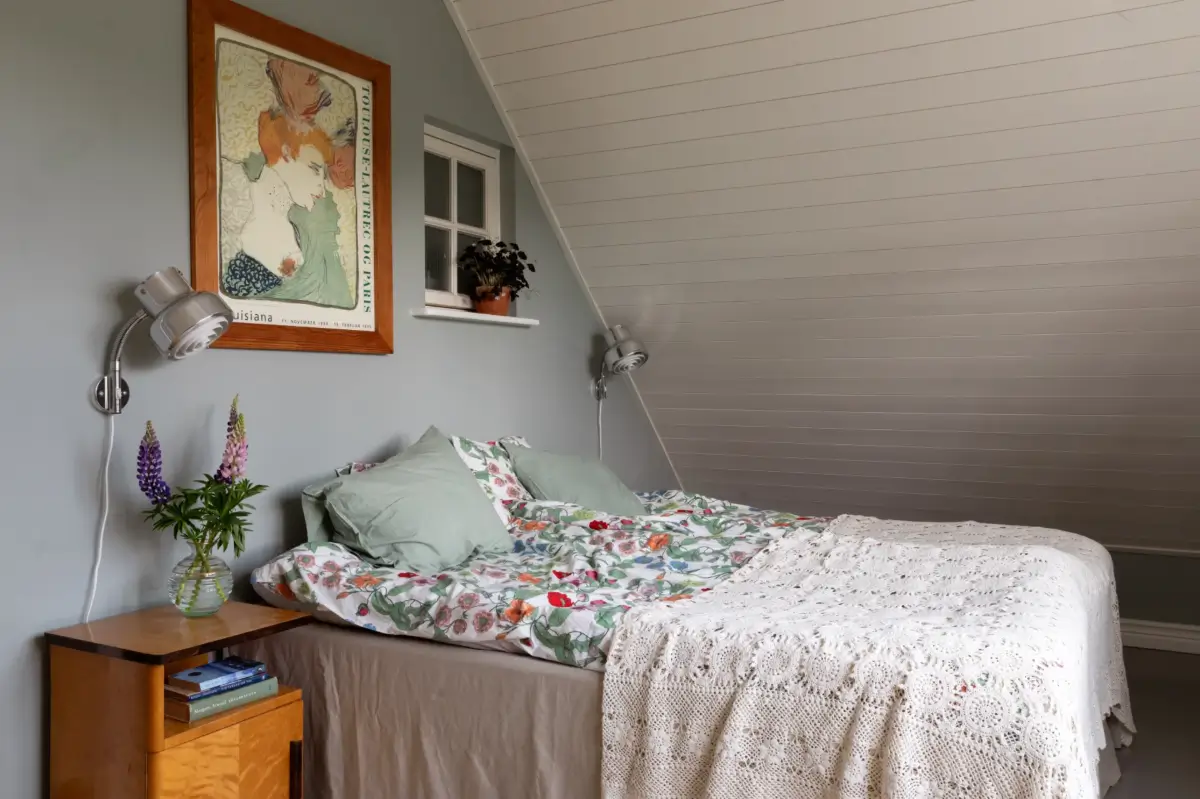 A Renovated 1920s Villa with a Spectacular Garden 25 bedroom floral bedding