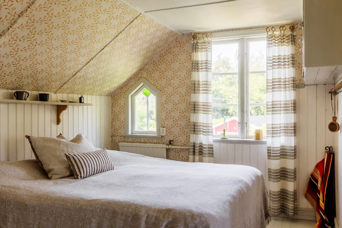 A Historic Lakeside Summer House in the Stockholm Archipelago 21 bedroom-floral-wallpaper