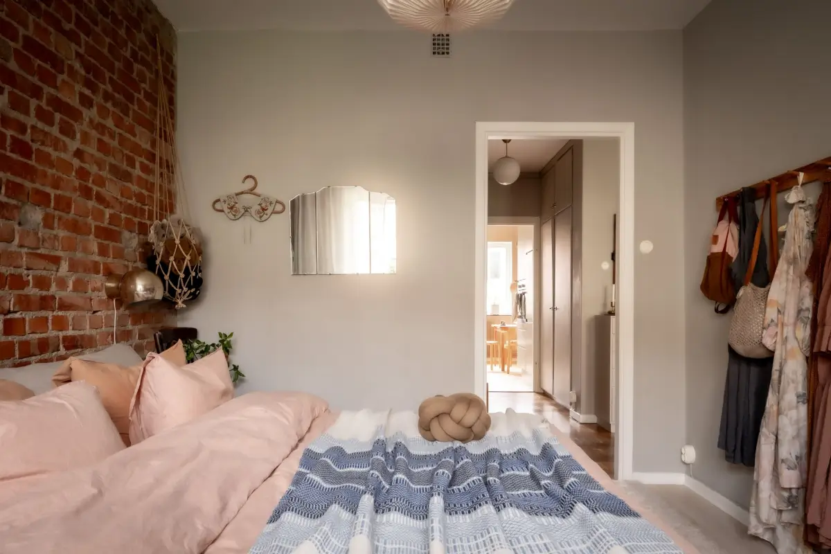 An Earthy Color Palette and Exposed Brick in a 1940s Apartment 21 c