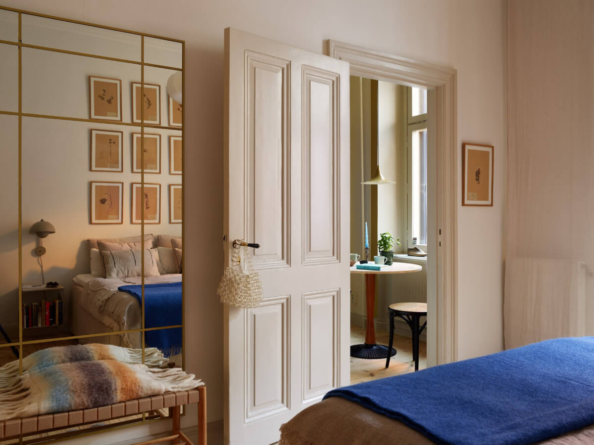 Blue and Red Color Accents in a Stylish Scandinavian Apartment 34 bedroom mirror