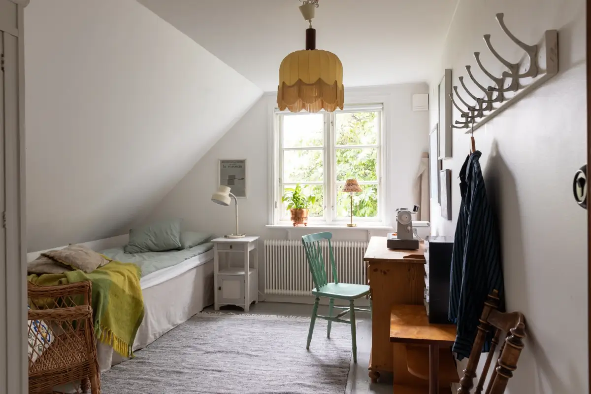 A Renovated 1920s Villa with a Spectacular Garden 31 bedroom slanted wall