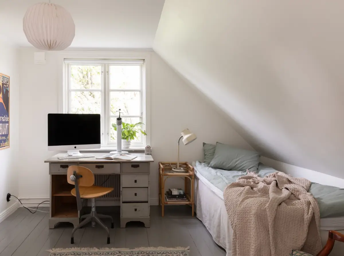 A Renovated 1920s Villa with a Spectacular Garden 32 bedroom with desk