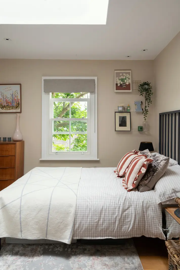 Contemporary Open-Plan Living Spaces in an English Victorian House 26 bedroom with skylight