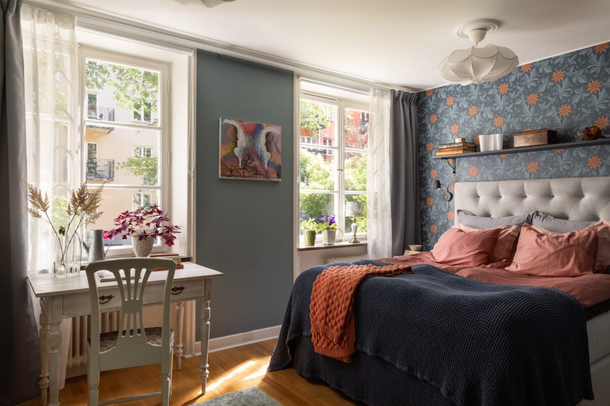 A 1930s Stockholm Apartment With Views of a Lush Garden 11 blue bedroom with desk and wallpaper