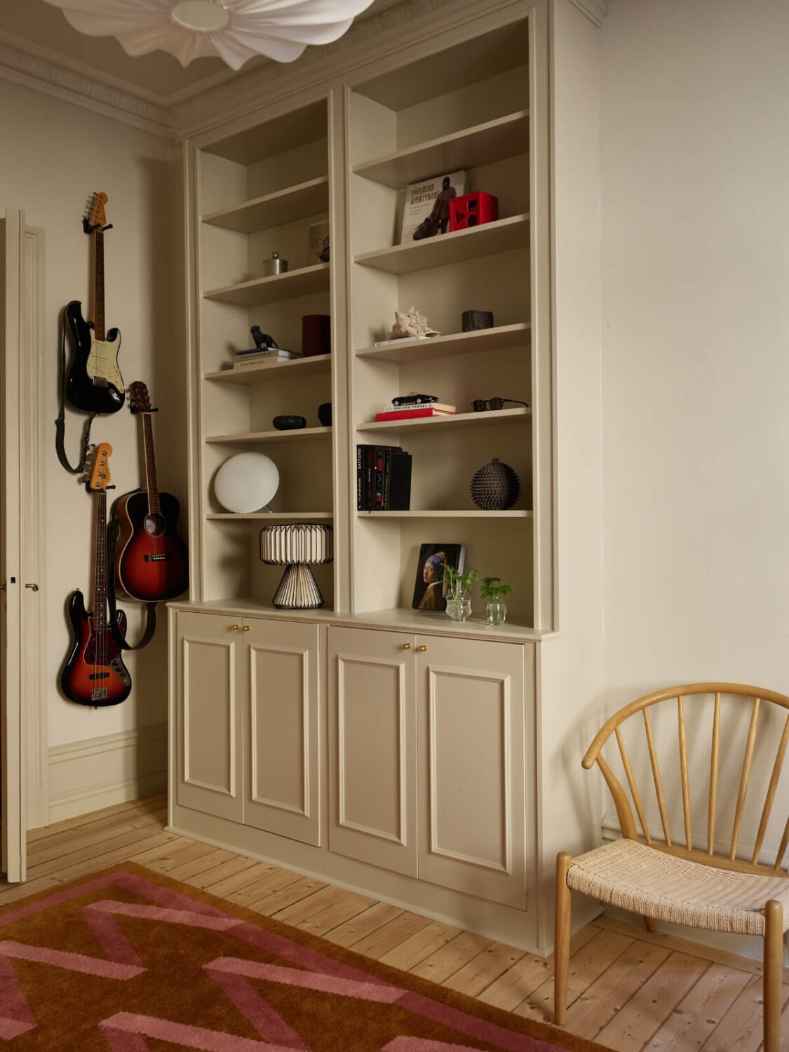 Blue and Red Color Accents in a Stylish Scandinavian Apartment 18 built-in cabinets