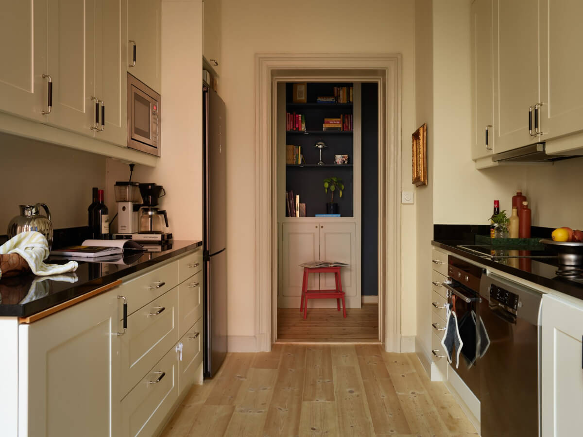 Blue and Red Color Accents in a Stylish Scandinavian Apartment 24 classic kitchen