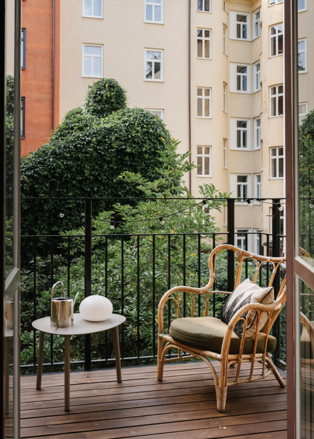 Blue and Red Color Accents in a Stylish Scandinavian Apartment 30 courtyard balcony