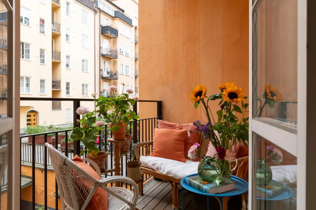 A Cozy 1920s Apartment Filled with Books, Art, and Music 13 courtyard balcony