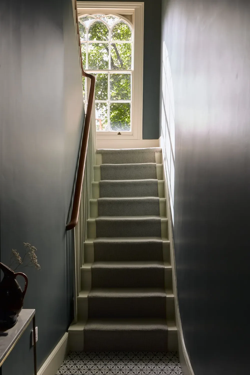 A Classic Victorian Duplex with a Lush, Private Garden in London 37 dark blue stairs