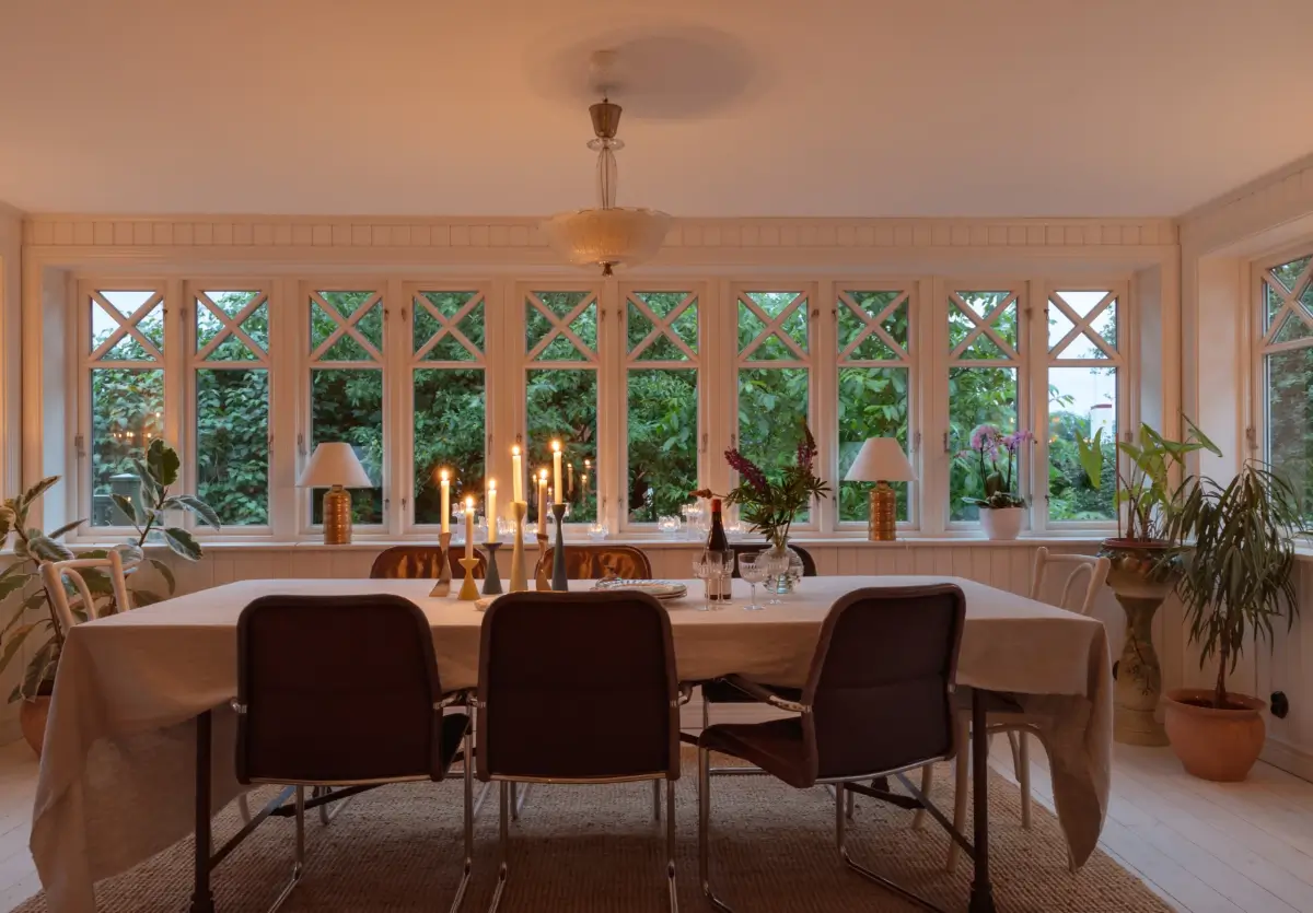 A Renovated 1920s Villa with a Spectacular Garden 19 dining room