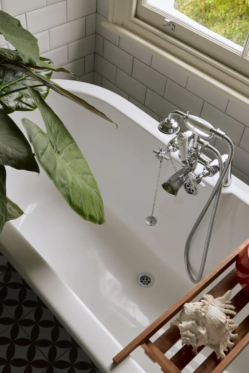 A Classic Victorian Duplex with a Lush, Private Garden in London 27 freestanding bath