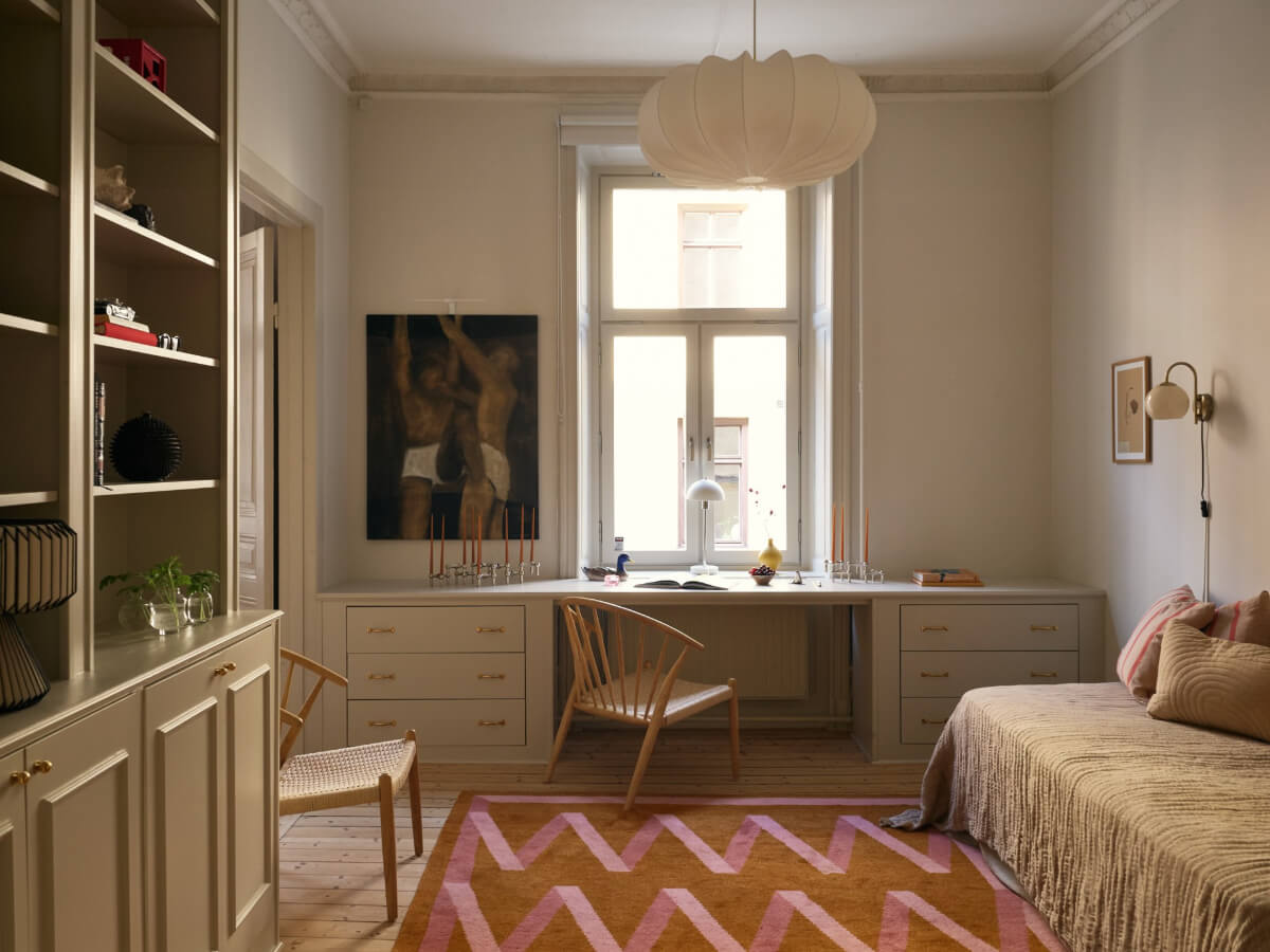 Blue and Red Color Accents in a Stylish Scandinavian Apartment 12 guest bedroom with built-in desk under window orange pink rug