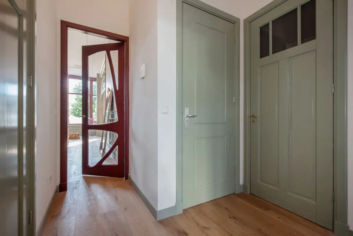 Art Nouveau Elegance Meets Modern Living in a Pink & Green Apartment 15 hall glass door
