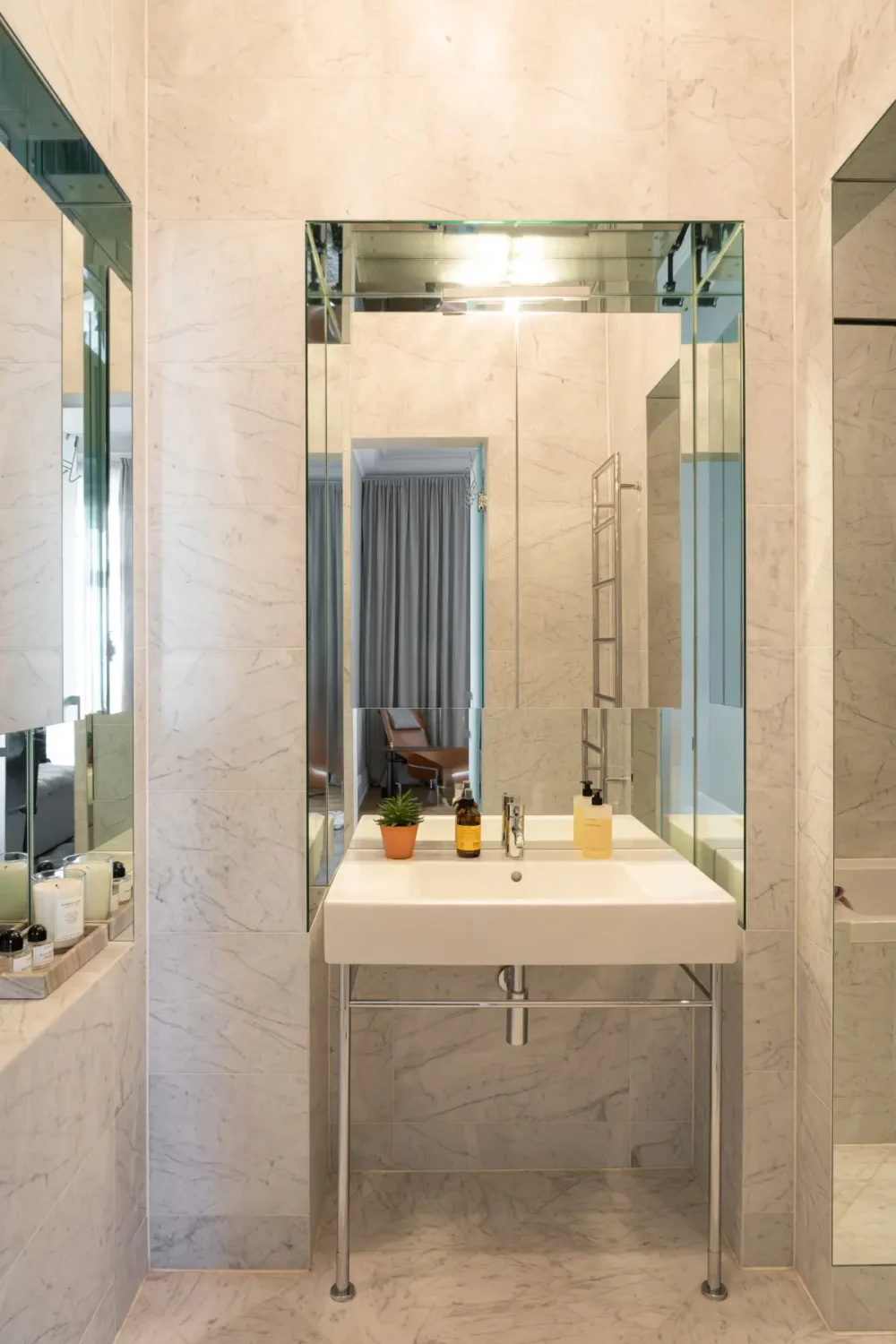 A Classic Stockholm Apartment with a Sky-Blue Kitchen 16 hotel-style bathroom