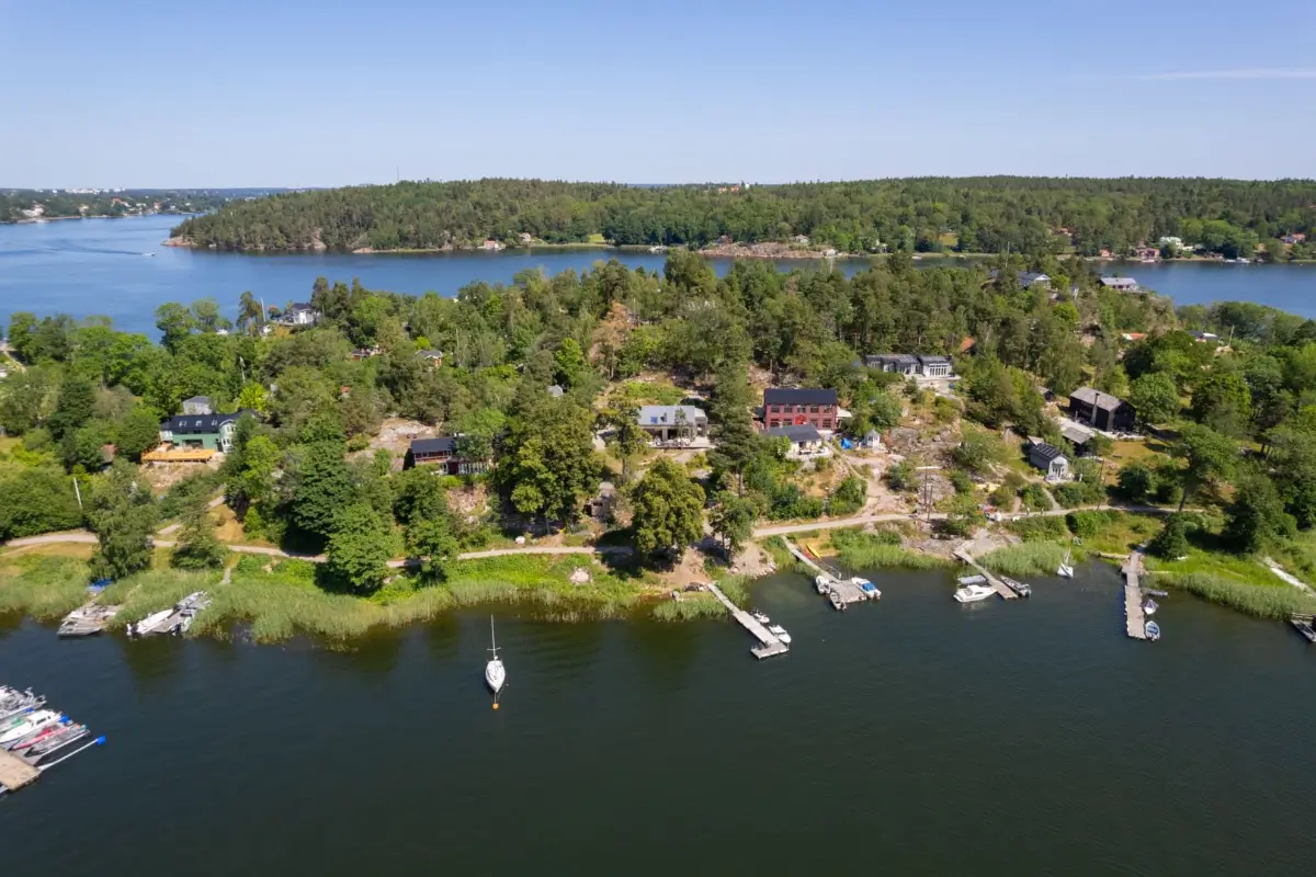A Modern Wooden Cottage with Sea Views Close to Stockholm 41 house from above A Modern Wooden Cottage with Sea Views Close to Stockholm