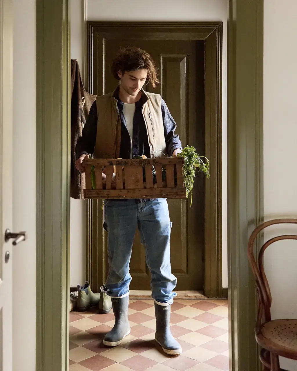 Jotun Lady Color Palette 2026: Soulful Spaces 29 jotun-kitchen-8597-seaweed-green-12079-gleam-10963-golden-bronze