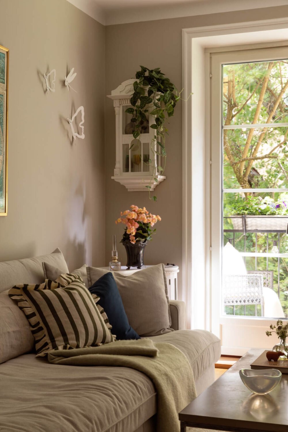 A 1930s Stockholm Apartment With Views of a Lush Garden 2 living room detail