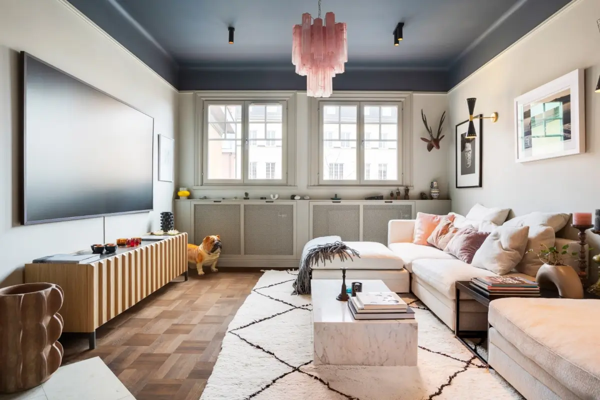 living room parquet floor dark blue-gray ceiling
