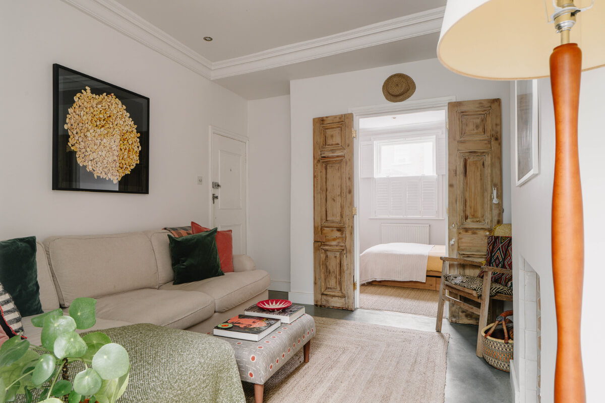 A Modern Ground-Floor Apartment with a Tiny Patio Garden 14 c