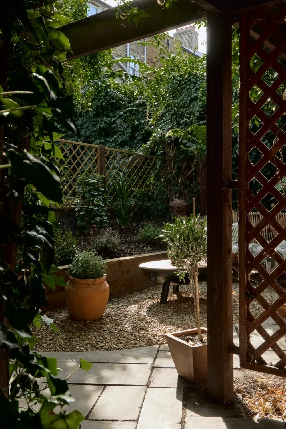 A Classic Victorian Duplex with a Lush, Private Garden in London 33 lush city garden