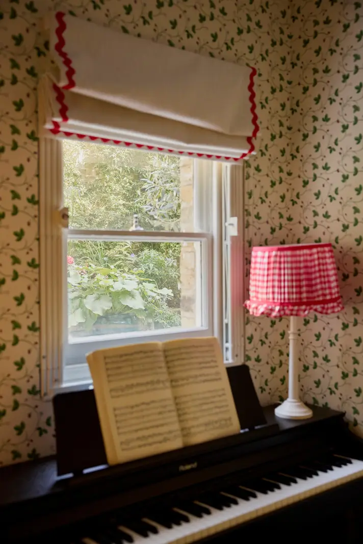 Pastel Hues in a Two-Bedroom Garden Apartment in West Kensington 15 music room