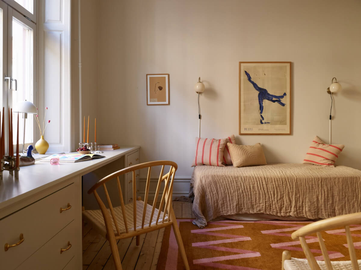 Blue and Red Color Accents in a Stylish Scandinavian Apartment 15 ochre pink rug guest bedroom with desk